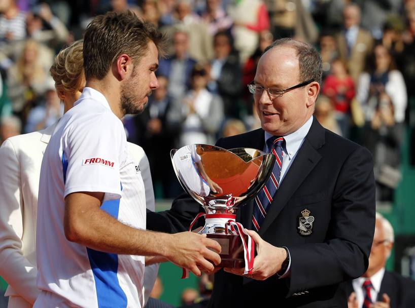 Stanislas Wawrinka  il re di Montecarlo: ecco mentre riceve il trofeo dal Principe Alberto. Reuters